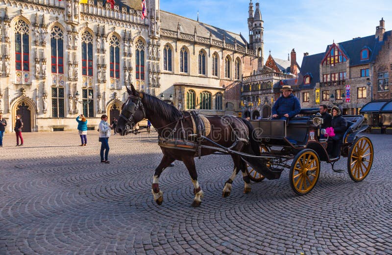 Trasporto del cavallo con i passeggeri a Bruges, patrimonio mondiale di Belg immagini stock Trasporto del cavallo con i passeggeri a Bruges, patrimonio mondiale di Belg immagini stock