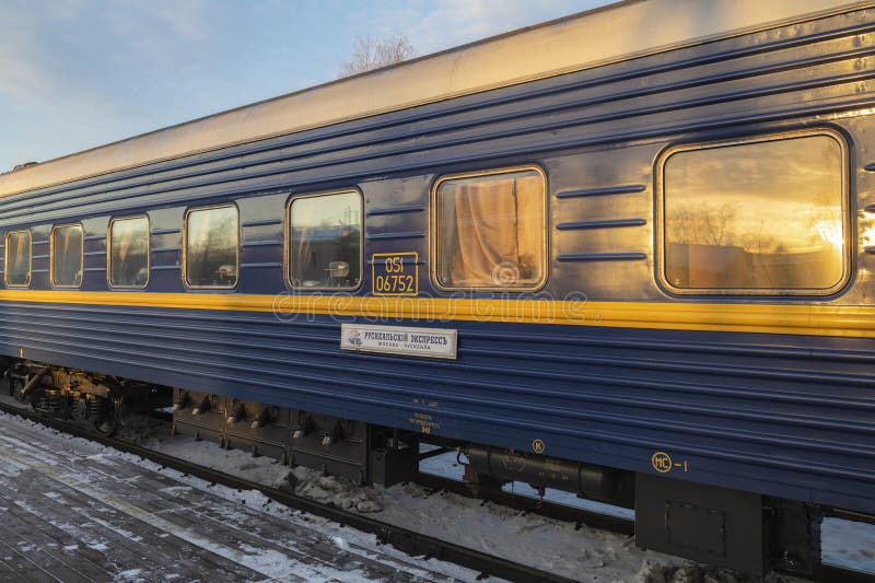 Trasporto di passeggeri del treno retrò Ruskeala Express. Stazione di Sortavala fotografie stock