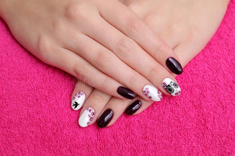 Mestrado Em Manicura Trabalhando Com Cliente Feminino No Salão De Beleza.  Manicurista Faz Prego De Mulher Foto de Stock - Imagem de fêmea,  funcionamento: 275802166