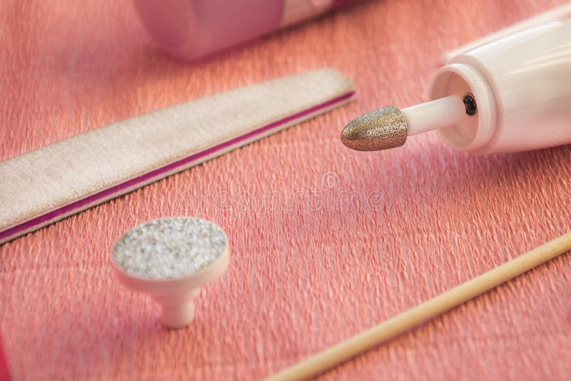 Tratamento de mãos e ferramentas e acessórios do pedicure com o cortador de trituração na opinião superior do fundo do pino fotos de stock Tratamento de mãos e ferramentas e acessórios do pedicure com o cortador de trituração na opinião superior do fundo do pino fotos de stock