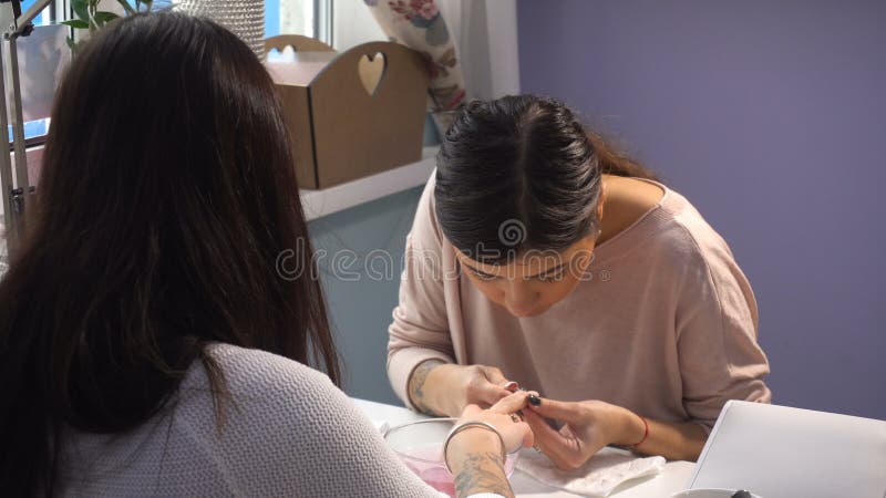 Tratamento de mãos fazendo mestre do tratamento de mãos da mulher