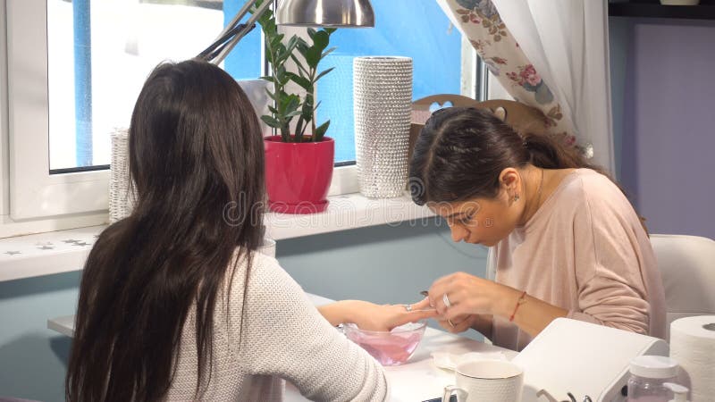 Tratamento de mãos fazendo mestre do tratamento de mãos da mulher