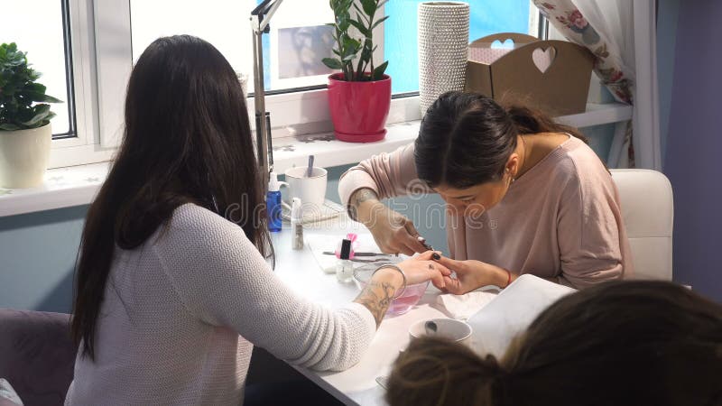 Tratamento de mãos fazendo mestre do tratamento de mãos da mulher