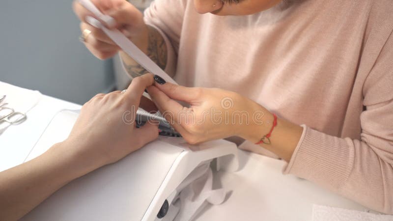 Tratamento de mãos fazendo mestre do tratamento de mãos da mulher