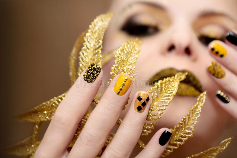 Tratamento de mãos preto amarelo imagens de stock Tratamento de mãos preto amarelo imagens de stock
