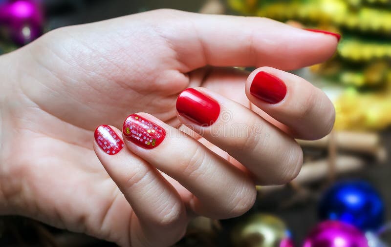 Tratamento de mãos vermelho do Natal fotografia de stock Tratamento de mãos vermelho do Natal fotografia de stock