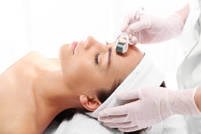 Tratamento mesotherapy da micro agulha foto de stock royalty free Tratamento mesotherapy da micro agulha foto de stock royalty free