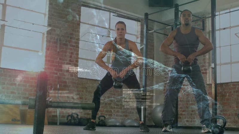 Tratamiento de datos médicos contra personas de raza mixta pareja que trabaja con campanas de cetáceos en el gimnasio almacen de video