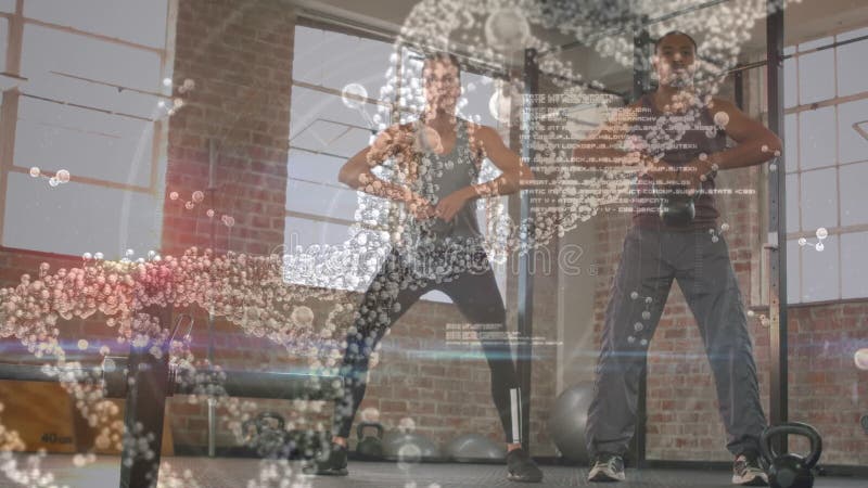Tratamiento de datos médicos contra personas de raza mixta pareja que trabaja con campanas de cetáceos en el gimnasio almacen de video