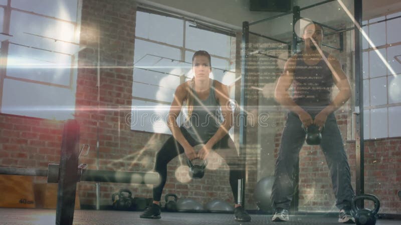 Tratamiento de datos médicos contra personas de raza mixta pareja que trabaja con campanas de cetáceos en el gimnasio metrajes