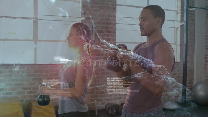 Tratamiento de datos médicos contra personas de raza mixta pareja que trabaja con campanas de cetáceos en el gimnasio almacen de metraje de vídeo