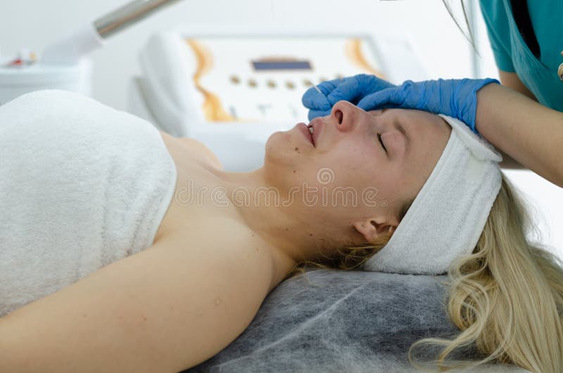 Tratamiento facial cosmético imagen de archivo libre de regalías