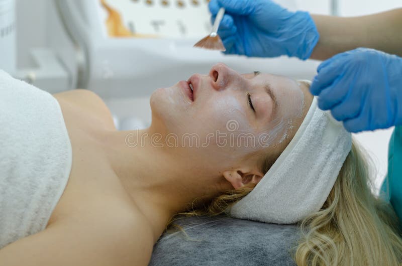 Tratamiento facial cosmético imágenes de archivo libres de regalías