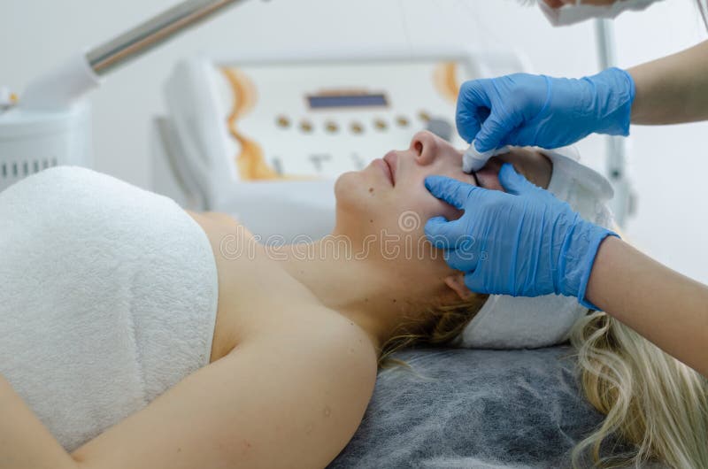 Tratamiento facial cosmético fotografía de archivo libre de regalías