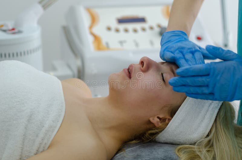 Tratamiento facial cosmético fotos de archivo libres de regalías