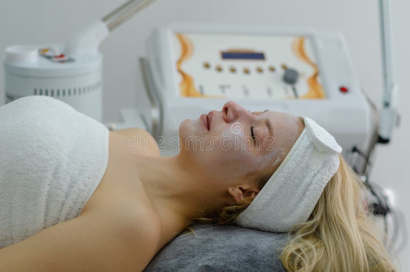 Tratamiento facial cosmético fotografía de archivo libre de regalías
