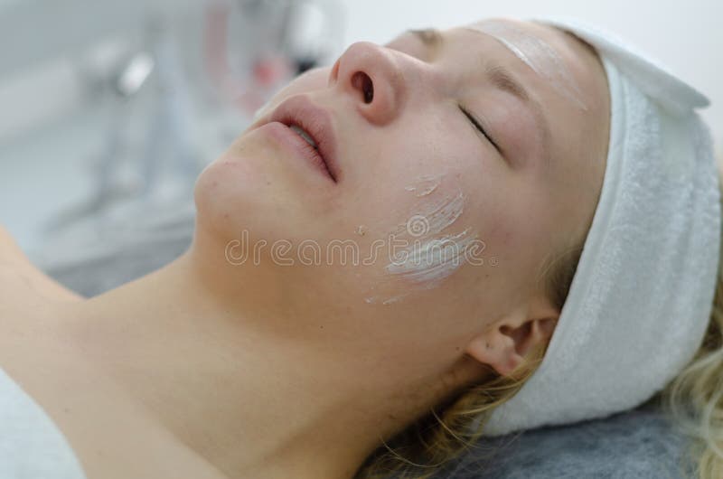 Tratamiento facial cosmético fotos de archivo libres de regalías