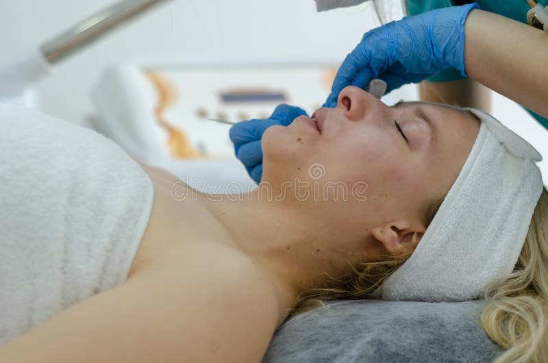 Tratamiento facial cosmético fotografía de archivo libre de regalías