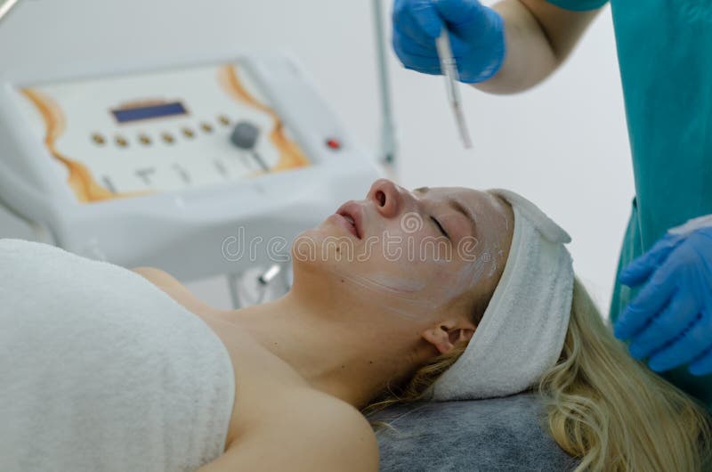 Tratamiento facial cosmético fotografía de archivo libre de regalías