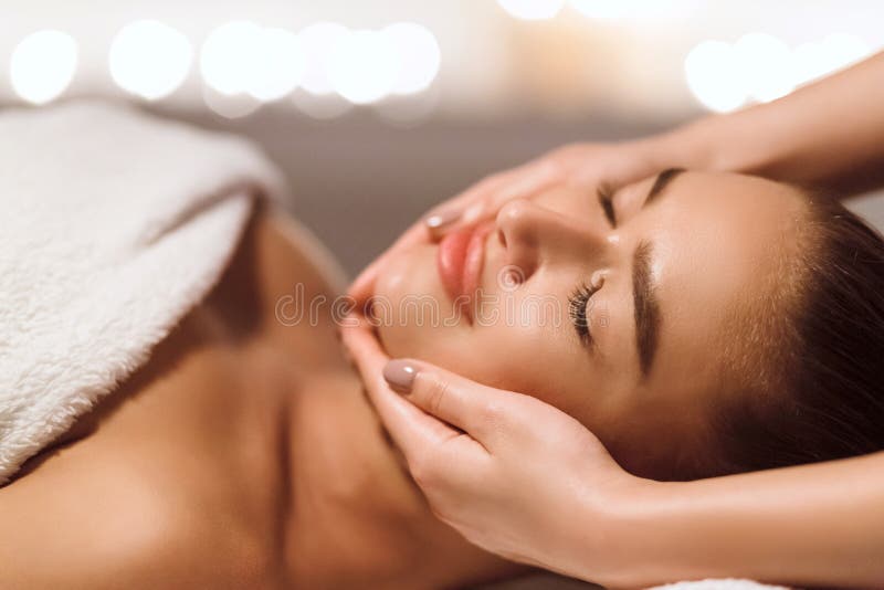 Tratamiento facial de la belleza Mujer que consigue masaje de cara imágenes de archivo libres de regalías Tratamiento facial de la belleza Mujer que consigue masaje de cara imágenes de archivo libres de regalías