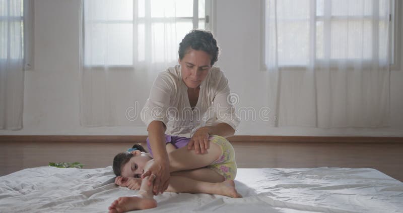 Tratamiento shiatsu. masajista que da tratamiento a una joven con diferentes métodos. metrajes