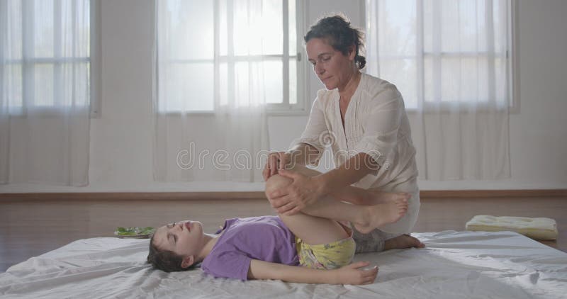 Tratamiento shiatsu. masajista que da tratamiento a una joven con diferentes métodos. metrajes