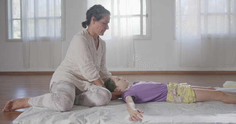 Tratamiento shiatsu. masajista que da tratamiento a una joven con diferentes métodos. metrajes