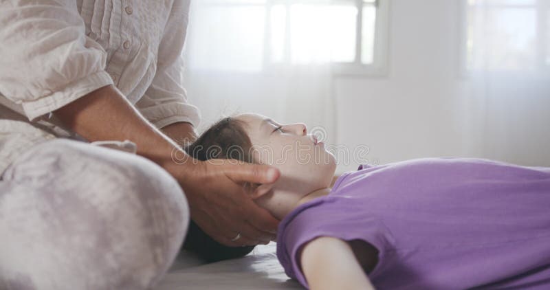 Tratamiento shiatsu. masajista que da tratamiento a una joven con diferentes métodos. almacen de metraje de vídeo