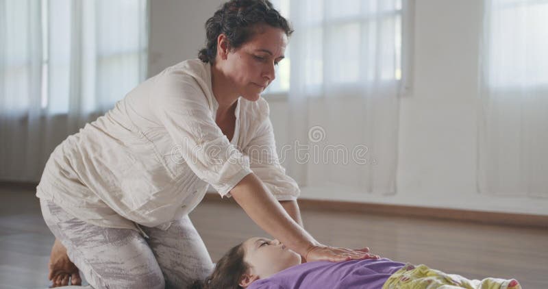 Tratamiento shiatsu. masajista que da tratamiento a una joven con diferentes métodos. metrajes