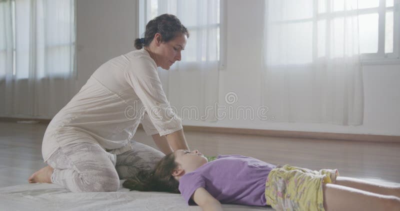 Tratamiento shiatsu. masajista que da tratamiento a una joven con diferentes métodos. almacen de metraje de vídeo