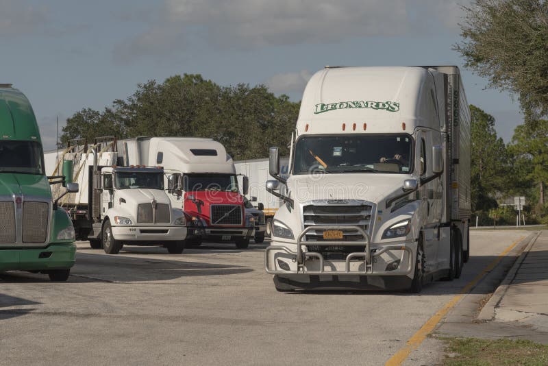 Caminhão Articulado Num Parque De Estacionamento De Caminhão Americano. Eua  Fotografia Editorial - Imagem de reboque, américa: 264177557