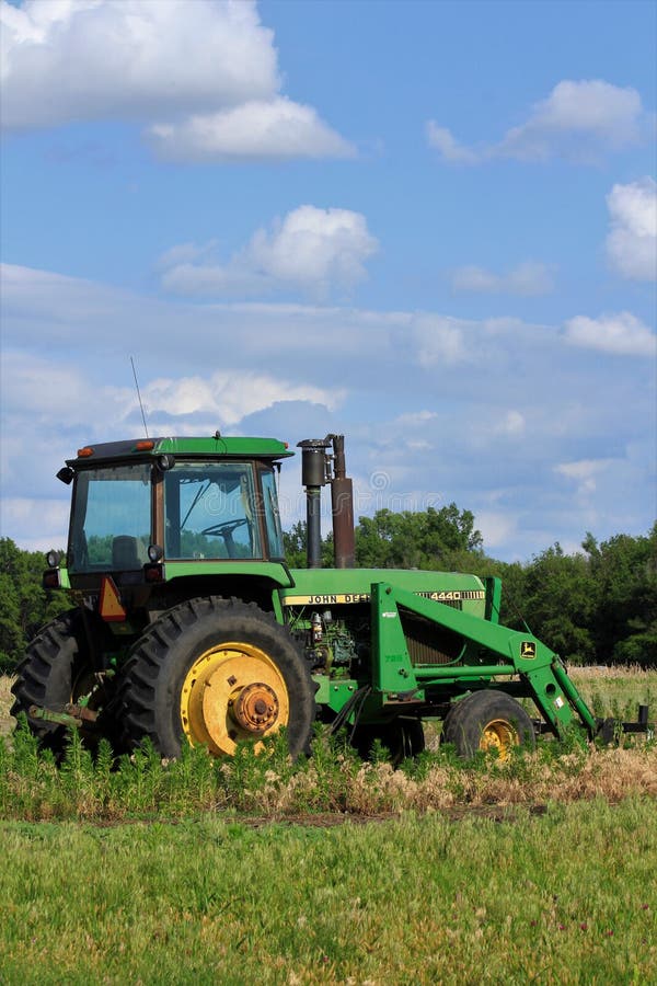 Fundo Trator Verde Na Sujeira Fundo, Foto Do Trator John Deere Imagem de  plano de fundo para download gratuito