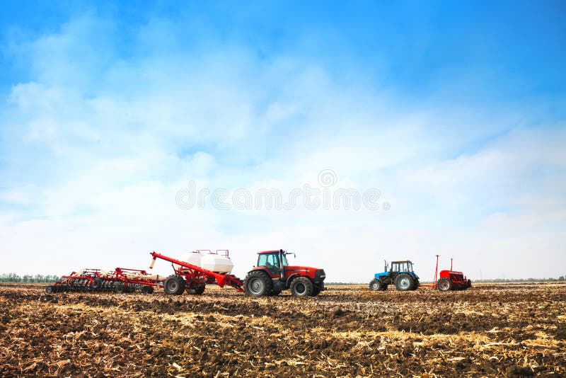 Tratores com os tanques no campo Maquinaria agrícola e cultivo