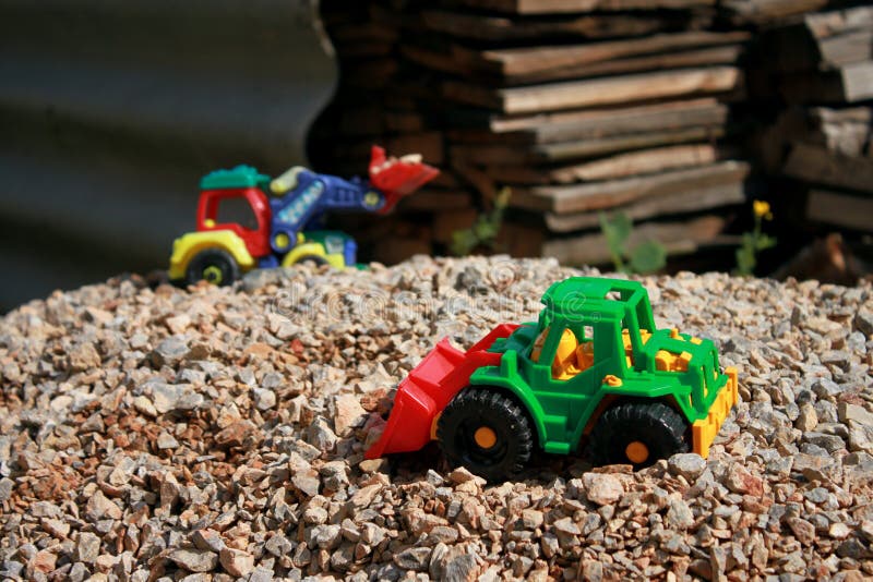Tratores De Brinquedos Num Jogo De Escombros De Crianças Foto de