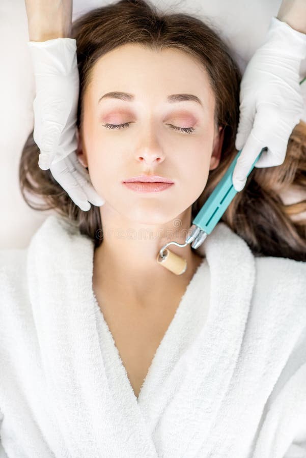 Trattamento del facial del ` s della donna fotografie stock libere da diritti Trattamento del facial del ` s della donna fotografie stock libere da diritti