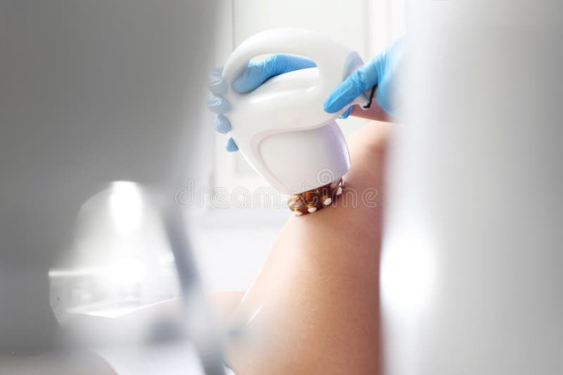 Trattamento di riduzione delle celluliti, donna nel salone di bellezza fotografia stock Trattamento di riduzione delle celluliti, donna nel salone di bellezza fotografia stock