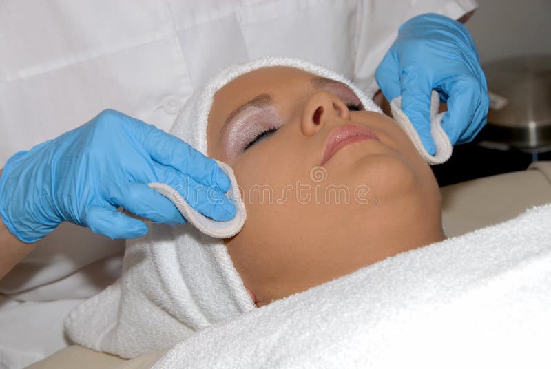 Trattamento facciale di Skincare alla stazione termale di giorno immagini stock Trattamento facciale di Skincare alla stazione termale di giorno immagini stock