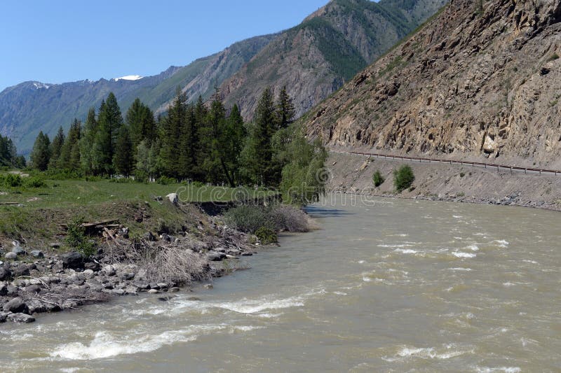 Tratto lungo il fiume, Repubblica di Altai, Siberia, Russia di Chui immagine stock Tratto lungo il fiume, Repubblica di Altai, Siberia, Russia di Chui immagine stock