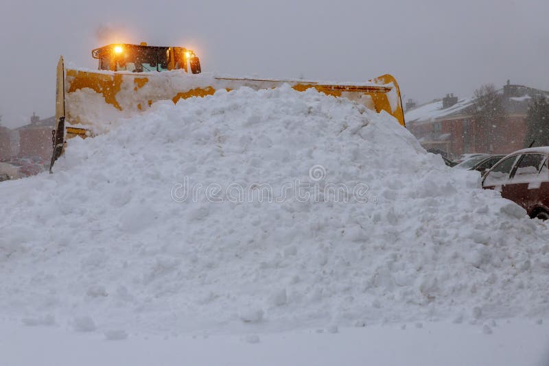 Trattore della macchina del caricatore della ruota che rimuove neve Rimozione della strada da ghiaccio e da neve fotografie stock libere da diritti Trattore della macchina del caricatore della ruota che rimuove neve Rimozione della strada da ghiaccio e da neve fotografie stock libere da diritti