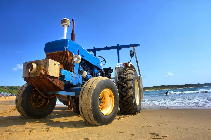Trattore sulla spiaggia fotografia stock libera da diritti Trattore sulla spiaggia fotografia stock libera da diritti