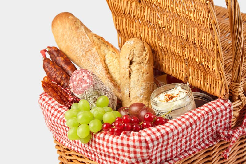 Trauben, rote Johannisbeere, Salami und Brot für ein Picknick lizenzfreies stockfoto Trauben, rote Johannisbeere, Salami und Brot für ein Picknick lizenzfreies stockfoto