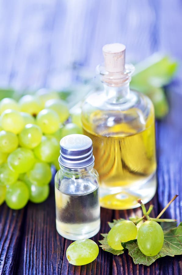 Traubenöl in der Flasche stockbild Traubenöl in der Flasche stockbild