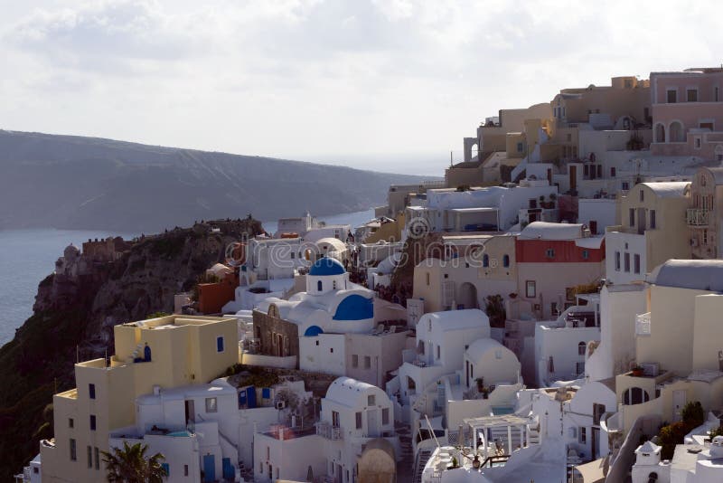 Trauminsel von Santorini, Griechenland Traditionelle weiße griechische Häuser gegen den Hintergrund des Meeres Die Stadt von Oia stockbild Trauminsel von Santorini, Griechenland Traditionelle weiße griechische Häuser gegen den Hintergrund des Meeres Die Stadt von Oia stockbild