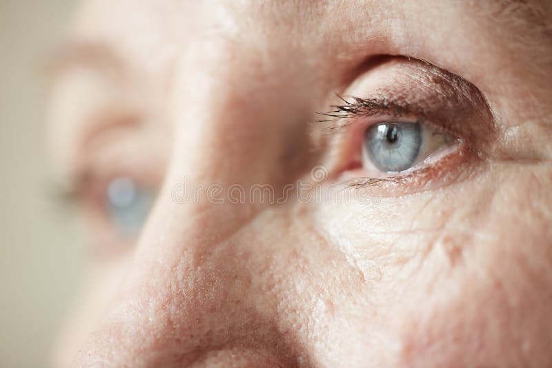 Traurige Augen der älteren Frau
