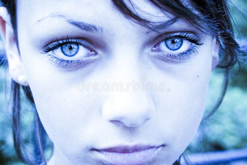 Traurige blaue Augen