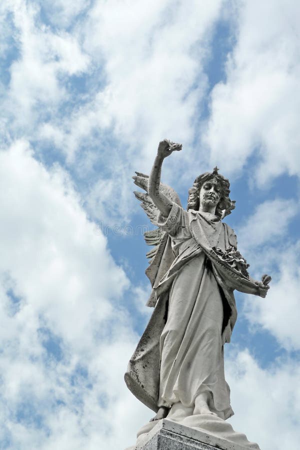 Traurige Engelskirchhofstatue des 19. Jahrhunderts lizenzfreies stockbild Traurige Engelskirchhofstatue des 19. Jahrhunderts lizenzfreies stockbild