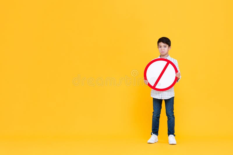 Trauriger junger asiatischer Junge, der Roten Verbot Beschilderung hält