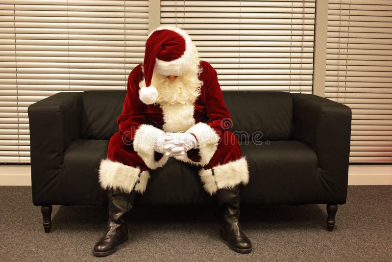 Trauriger und deprimierter Santa Claus-Warteweihnachtsjob stockfotos Trauriger und deprimierter Santa Claus-Warteweihnachtsjob stockfotos