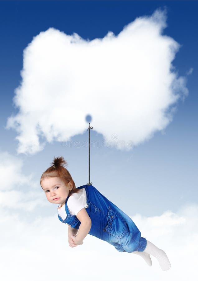 Trauriges Babyfliegen auf einer Wolke mit Kopienraum lizenzfreie stockfotos Trauriges Babyfliegen auf einer Wolke mit Kopienraum lizenzfreie stockfotos