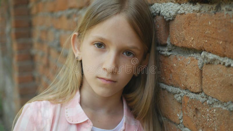 Trauriges deprimiertes Kind, das in camera, gebohrtes Mädchen-Porträt, unglückliches Kindergesicht schaut lizenzfreie stockfotografie Trauriges deprimiertes Kind, das in camera, gebohrtes Mädchen-Porträt, unglückliches Kindergesicht schaut lizenzfreie stockfotografie